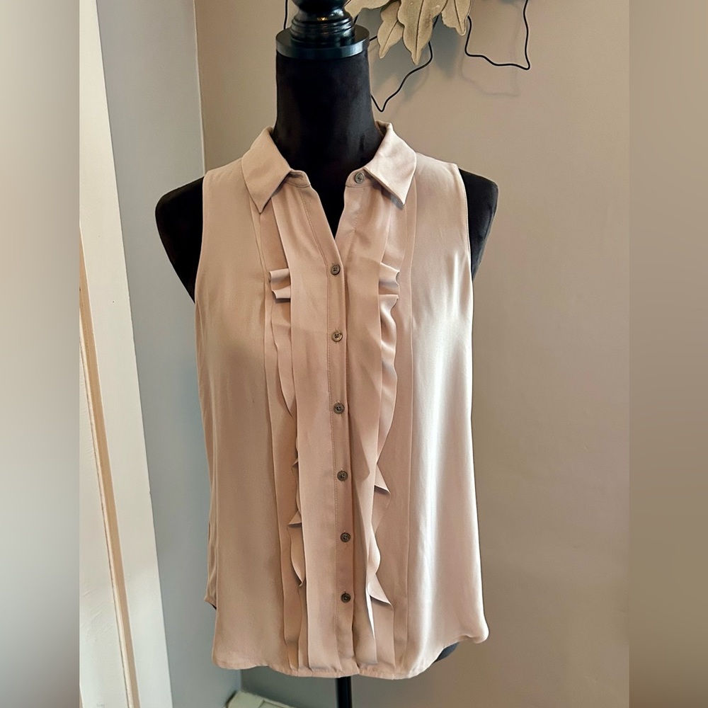 Anne Taylor Loft Ruffle Button Front Crème Sleeveless Blouse. SZ Small